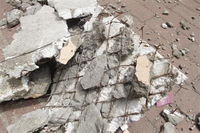 哈爾濱一樓房外墻保溫層脫落 砸壞4店傷1人